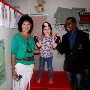 Die “model”, Jana Coetzee van Cool Kids, vertoon haar warm nussie en handskoene saam met rdl Riana de Coning en mnr Masizole Mnqasela   